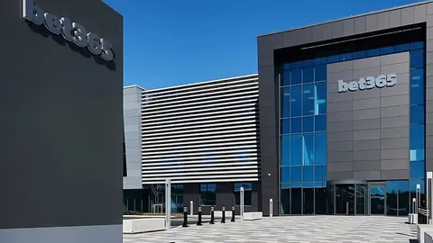 赖斯定位球绝技惊艳英超，阿森纳变革获莫耶斯高度评价